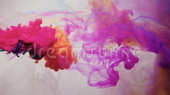 墨水混合水橙洋红粉雾运动视频的预览图