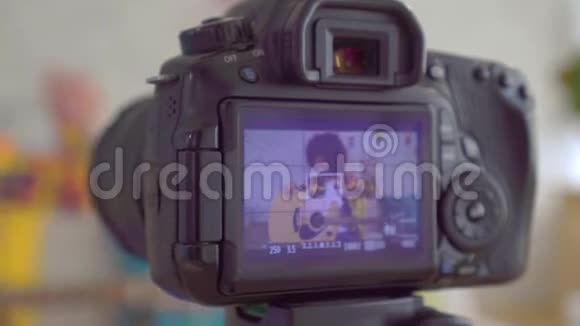 非洲女性博客写手发型为非洲式手持吉他通过镜头屏幕将视线关闭视频的预览图