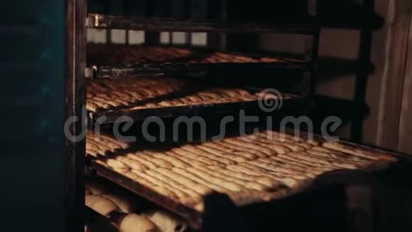 女面包师正在从文中取出不同类型的糕点视频的预览图