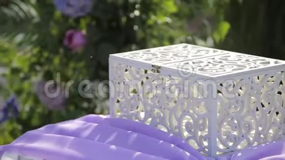漂亮的手工盒子用于婚礼钱特写视频的预览图