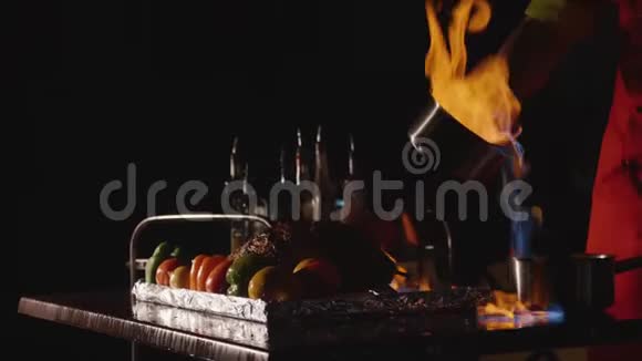 特写厨师烹饪一道主菜有火的蔬菜和肉视频的预览图