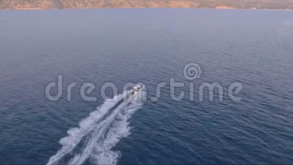 空中俯瞰豪华摩托艇在水上赛车与家庭驾驶它视频的预览图