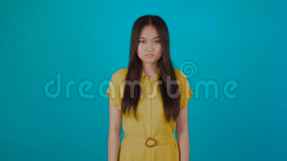 亚洲女孩闭上嘴双手示意孤立在蓝色背景上社会问题概念视频的预览图