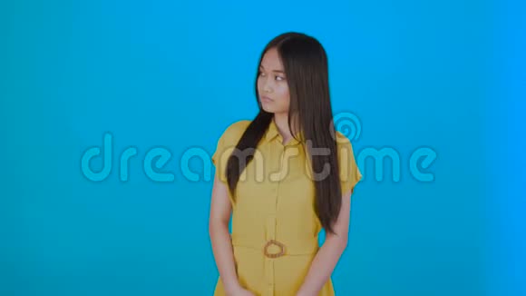 思考蓝底4K的亚裔女生视频的预览图