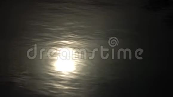 太阳的光芒太阳的倒影红海的海水中的光芒视频的预览图