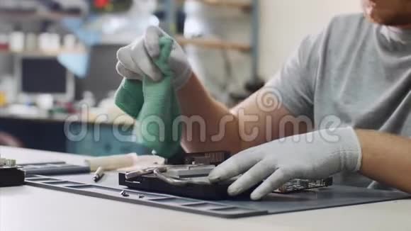 维修人员擦拭处理器的图形芯片组放置热糊在车间视频的预览图
