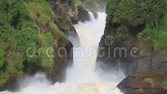 非洲尼罗河上游Murchison瀑布的岩洞视频的预览图