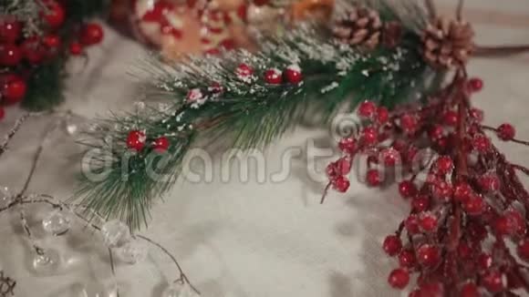 瓷质圣诞树配星彩绘松果视频的预览图