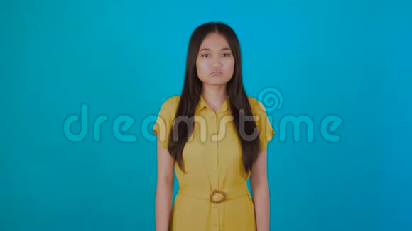 悲伤的哭泣沉思疯狂的亚洲女人表情面部特写年轻的亚洲棕褐色女人被孤立视频的预览图