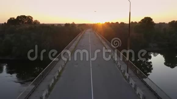 桥的空中射击飞在桥的上方视频的预览图