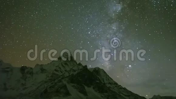 银河系越过阿马达布拉姆山尼泊尔喜马拉雅山视频的预览图