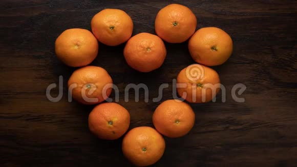 停止运动心形橘子跳动的心脏的动画视频的预览图