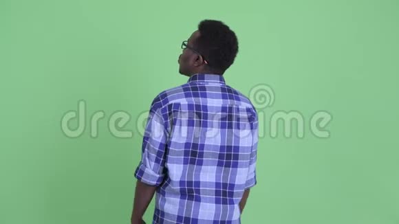 快乐年轻的非洲时髦男人的后景视频的预览图