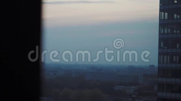 从酒店窗口观看夜晚雾霾中的清晨城市视频的预览图