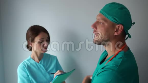 工作的医务人员医生告诉护士病人的预约医疗和保健视频的预览图