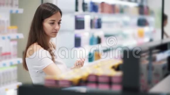 化妆品店的年轻女性选择染发剂慢动作视频的预览图