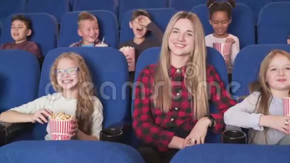 女教师带着一群孩子去看电影视频的预览图