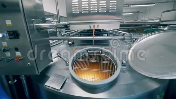 奶酪生产过程含有乳制品的金属蓄水池视频的预览图