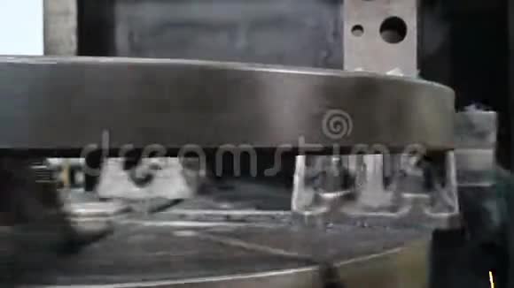 轴承厂生产的特写镜头行业概念工厂的加工过程金属加工车床视频的预览图