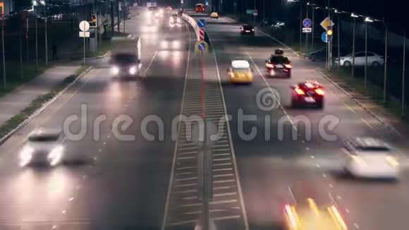 快速移动高速公路交通的鸟瞰图晚安道路超越了地平线视频的预览图
