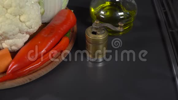 蔬菜和香料的混合视频的预览图