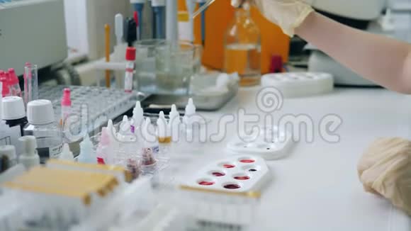 实验室里正在用水稀释化学品视频的预览图