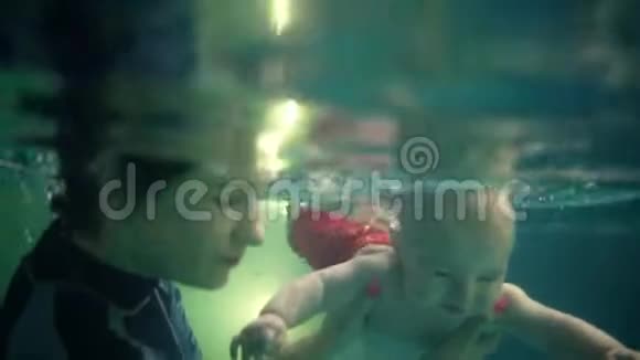 布鲁内特妈妈带着小儿子潜入水下在游泳池里玩得很开心健康的生活方式活跃的家长游泳视频的预览图