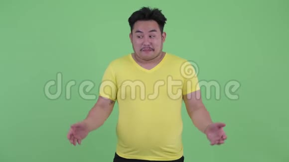 快乐年轻体重超重的亚洲男人耸肩看上去有罪视频的预览图