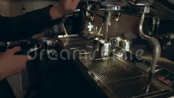咖啡机的咖啡师干净的水视频的预览图