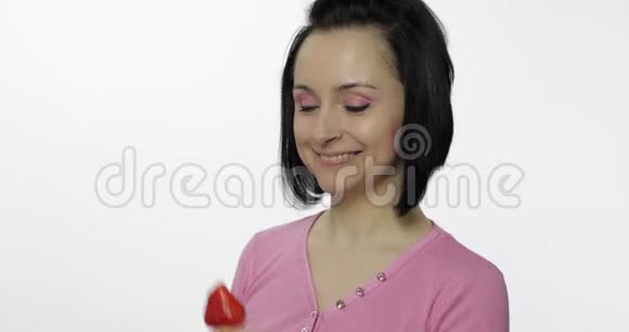 女人用奶油吃草莓然后说咬一口然后说想咬一口视频的预览图