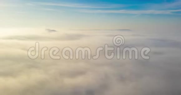 雾或白云上方的空中照片阳光灿烂从鸟瞰美丽的日出多云的天空空中上空的云层视频的预览图