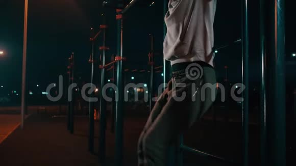 男人通过在户外的水平杆上抬腿来训练腹部肌肉视频的预览图