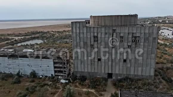 2019年8月8日在锡尔基诺市附近的一座废弃的苏联原子能发电站视频的预览图