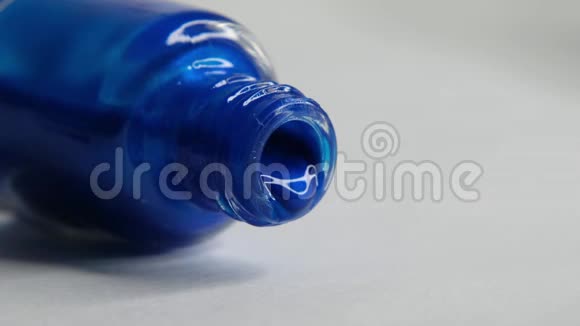 时尚经典蓝色指甲油油漆倾泻关门视频的预览图