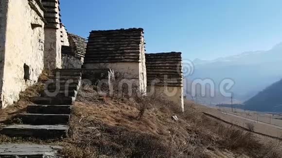 俄罗斯北奥塞梯阿拉尼亚达尔加夫的死城的楼梯和立面秋季前往高加索山脉视频的预览图