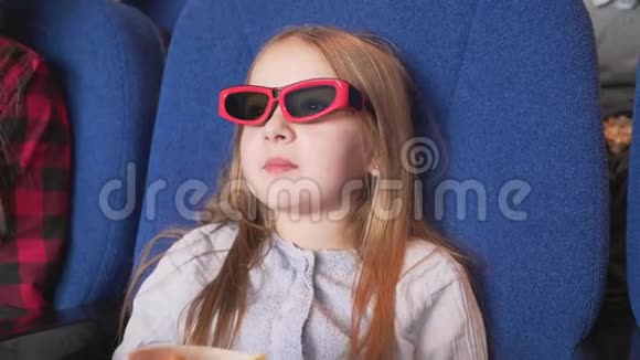 在剧院看漫画的3D眼镜小女孩视频的预览图