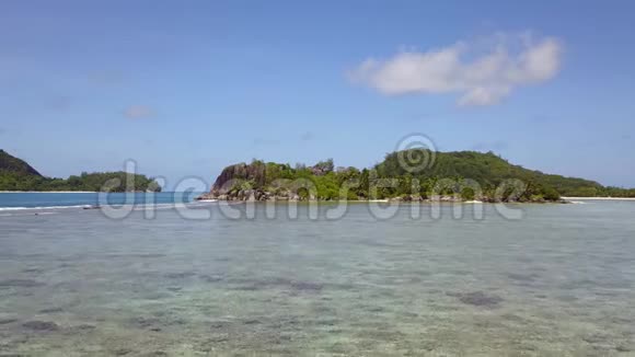 镜头移向美丽的岛屿周围环绕着海浪奇妙的泻湖4K视频的预览图