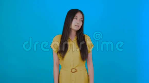 可爱的黑发加上大小的女人卷发黄色毛衣和牛仔裤站在中性灰色背景她是视频的预览图