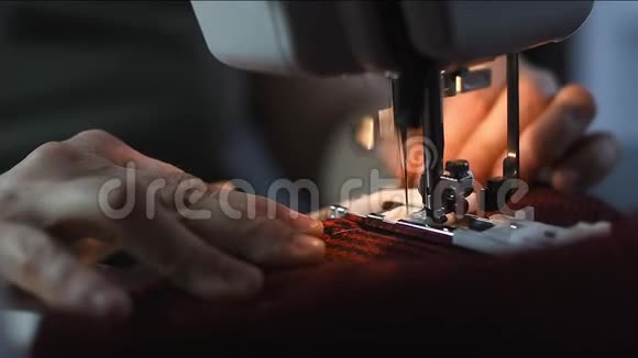 闭上双手缝合格子织物缝纫机针用导轨做装饰缝针头照明视频的预览图