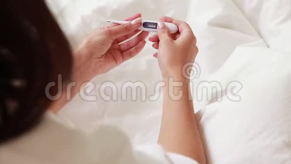 温度计在一个女人的手背景温度计测量温度测量视频的预览图