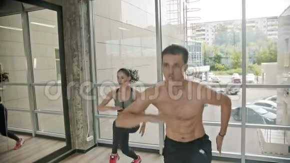 一男一女在演播室健身耐力训练视频的预览图