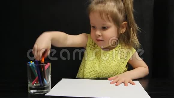 小女孩在画画的时候很生气她张开双臂朝不同的方向耸了耸肩视频的预览图