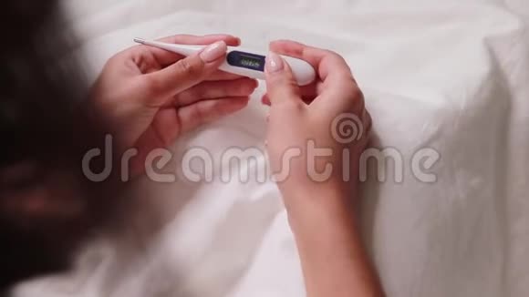 温度计在一个女人的手背景温度计测量温度测量视频的预览图