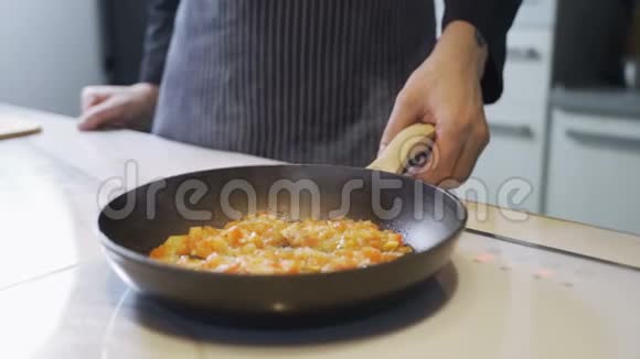 在炖锅里煮火锅视频的预览图