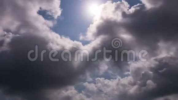 4K时滞日光晕在蓝天白云上日冕光学现象透镜耀斑和白云在t内快速流动视频的预览图