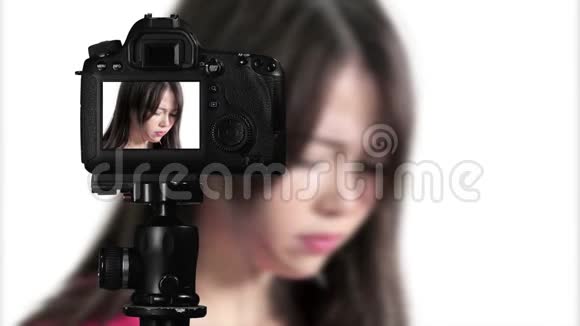 让亚洲女孩在镜头前哭泣为社交媒体创造内容视频的预览图