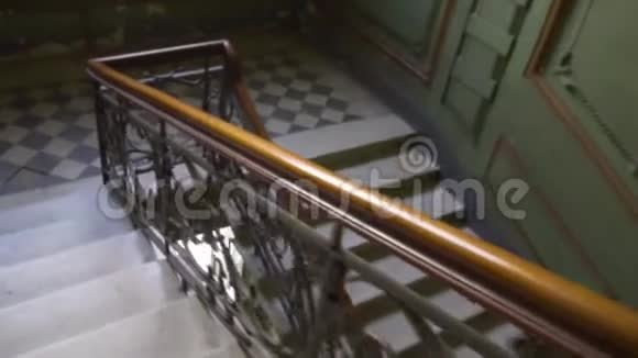 楼梯栏杆古老的复古复古房子19世纪圣彼得堡视频的预览图