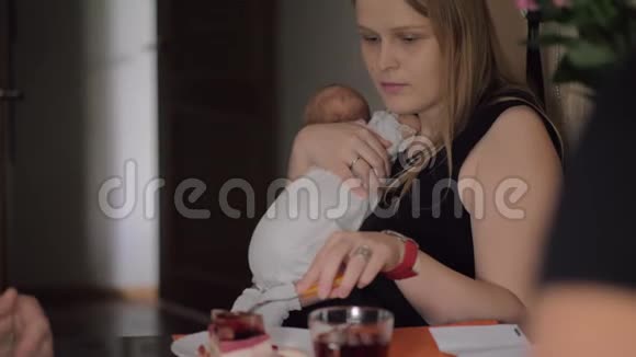 她总是和她的孩子在一起即使在吃饭的时候视频的预览图
