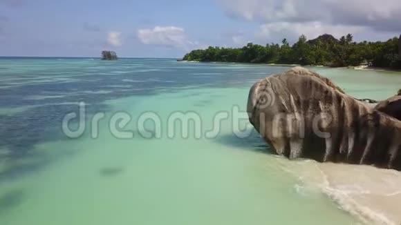 无人居住的岛景从海面上的无人机看到奇妙的岩石视频的预览图