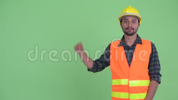 快乐的小胡子波斯人建筑工人伸出手指竖起大拇指视频的预览图